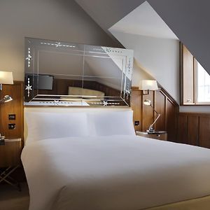 Kamer met een Queen Size Bed op de Bovenste Verdiepingen